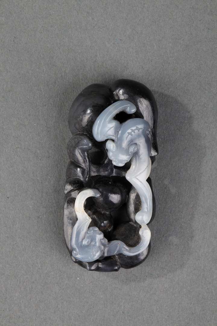 Pendant nephite black and white carved in the shape of two bats with double gourds and their foliage